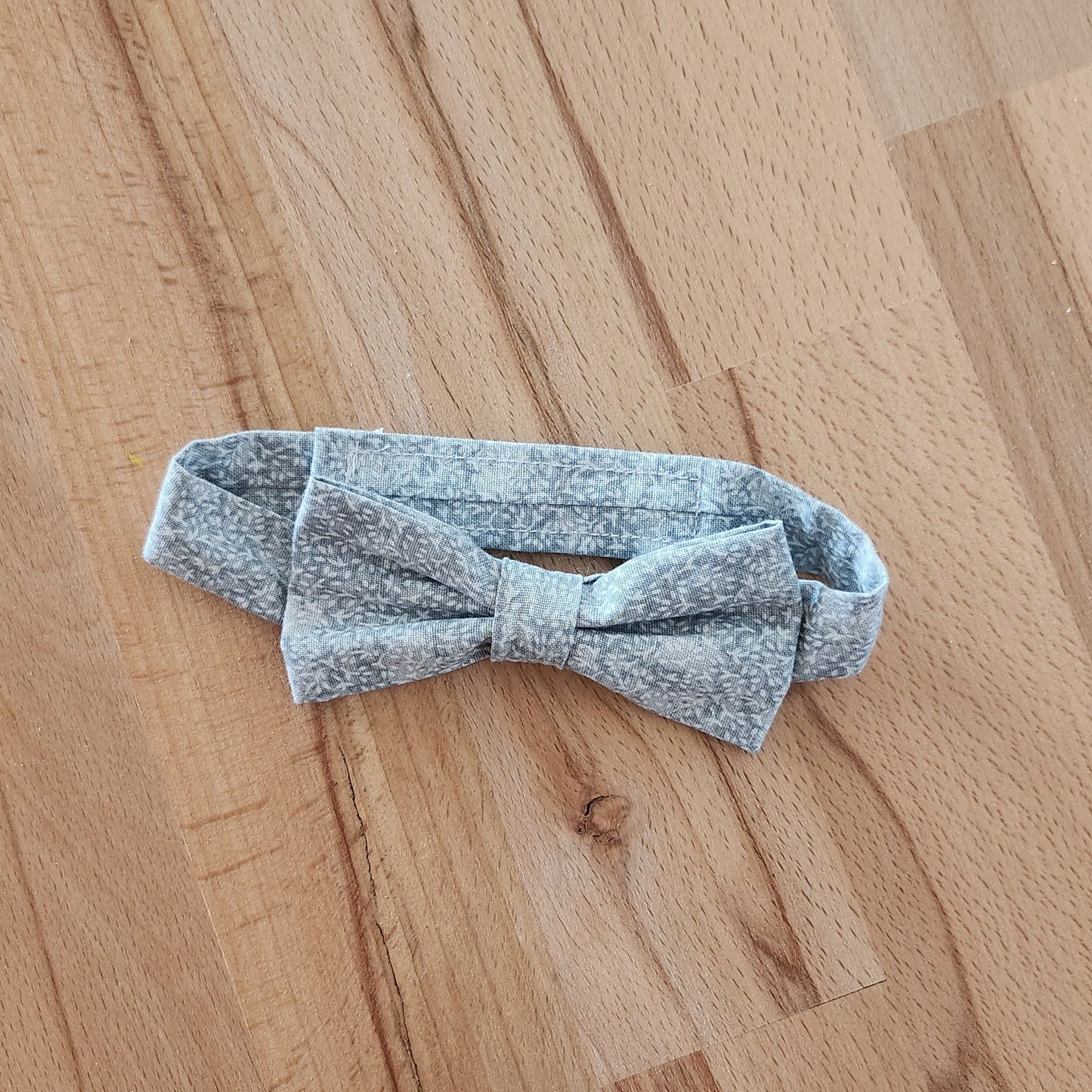 Silver bush bow tie