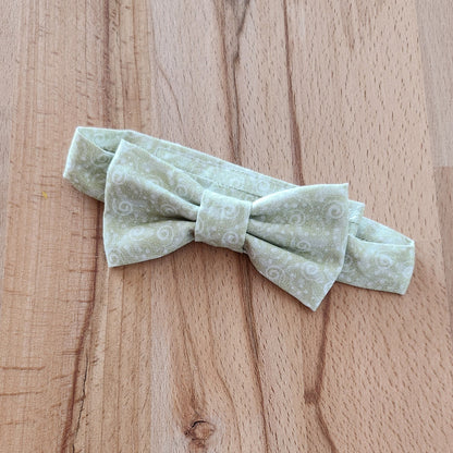 Spiral green bow tie